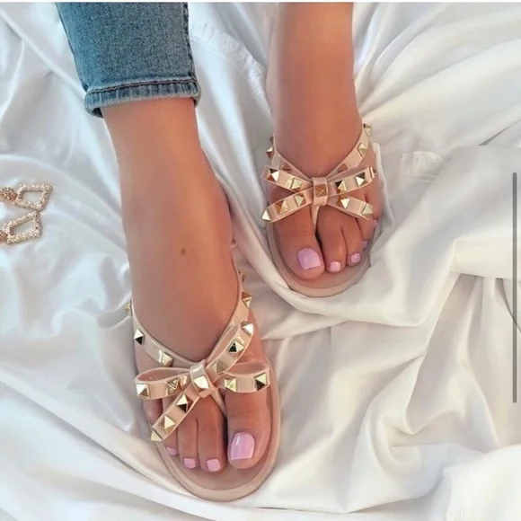 LAST PAIR: Beige vegan leather bow studded slip on women’s cute summer sandal - Picture 4 of 4